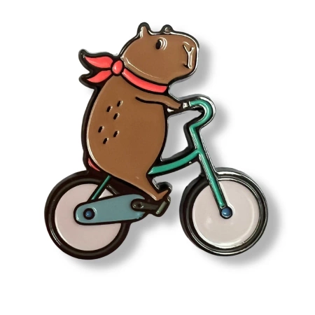 Pin kapibara na rowerze