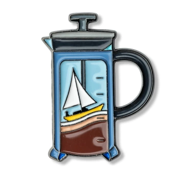 Pin żaglówka we French Press