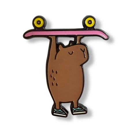 Pin kapibara z deskorolką