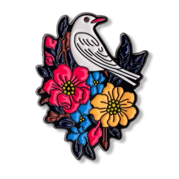 Pin biały ptak wśród kwiatów