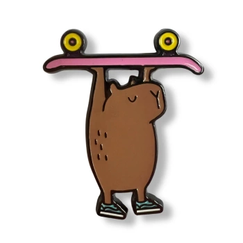 Pin kapibara z deskorolką